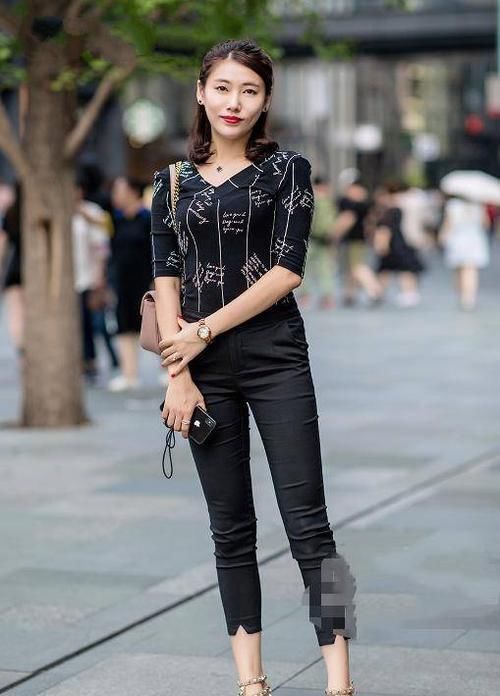 姑娘穿|街拍:黑色无袖上衣搭红色格子半身裙,这一身穿搭有一些小性感