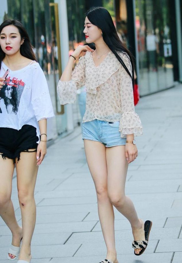 街拍:身材苗条的美女,高雅的气质,真是羡煞众人呀