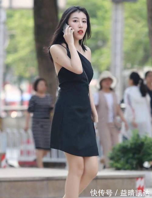 性感|美女穿黑色连衣裙搭配黑色高跟凉鞋,展现曼妙身姿,真是风情满满