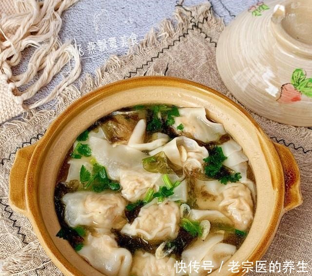 香菇鸡肉馄饨,薄皮大馅,汤鲜肉嫩!