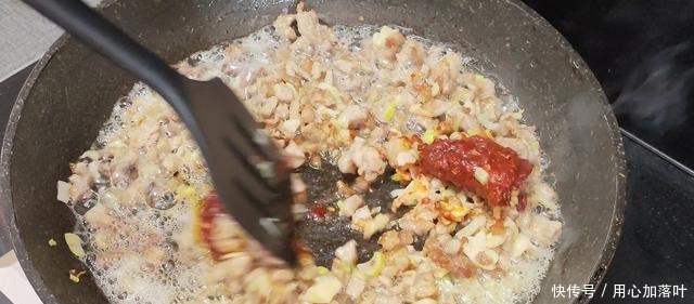 下次吃“炒豆腐”时,别直接下锅就炒,加上这一步,豆腐才入味