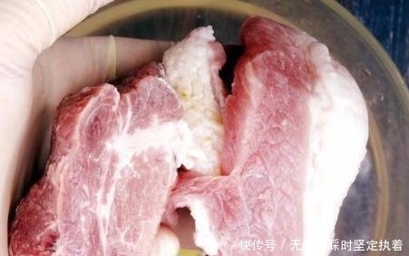 解冻猪肉会被水泡错的!教你小妙招,快解冻,像小鲜肉一样