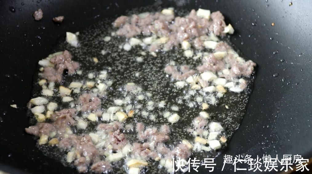 下饭|先蒸后炒,做出来的茄子不吸油,配上牛肉末一起炒,下饭好吃