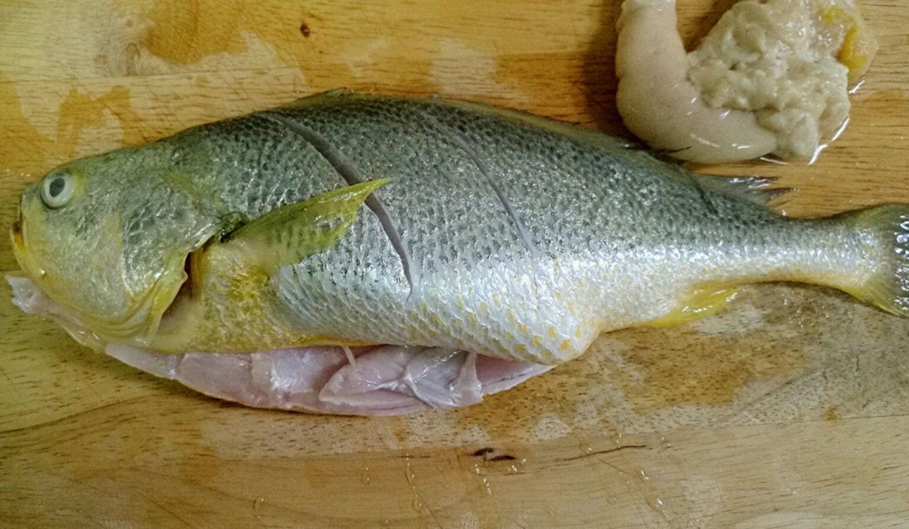 做鱼时,去腥加酒加醋是大错特错!教你最好吃做法,上桌就扫光