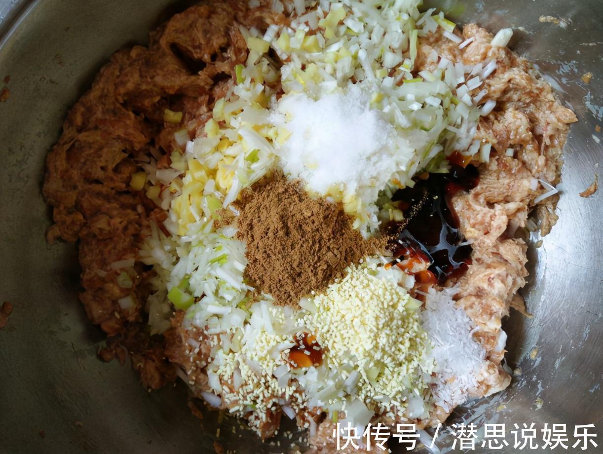 拌饺子馅，先调味还是后调味做对了，饺子鲜嫩多汁，入味还不腥