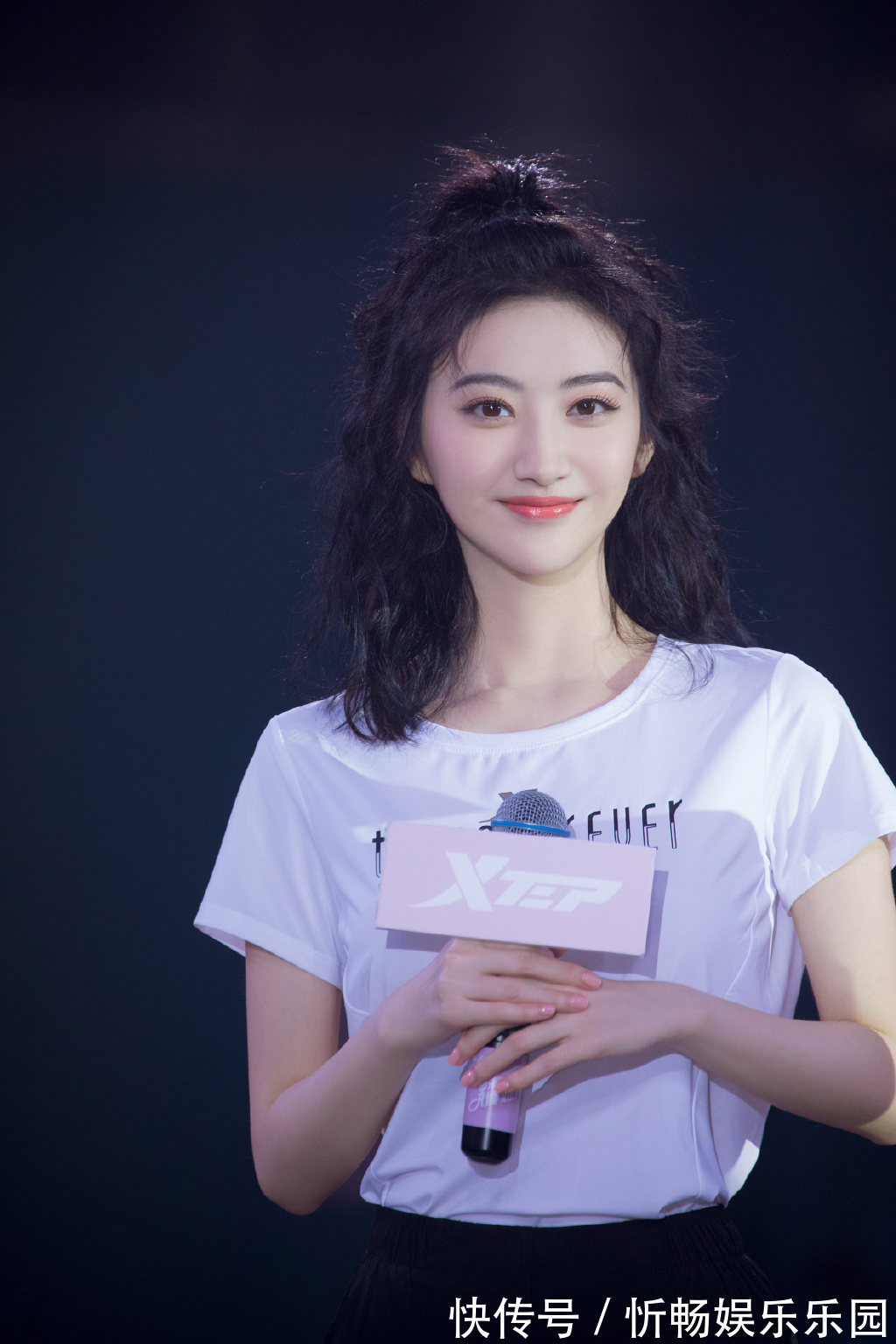 t恤|奔三奔四女性留什么样发型好看,明白几点发型知识就够,年轻貌美