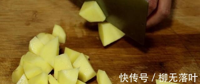 土豆|又一道菜火了，土豆块里打入2个鸡蛋，简单一拌，出锅给肉都不换！