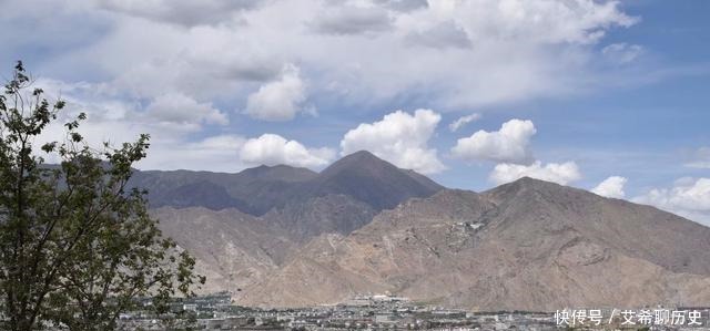 马布里山上著名的宫堡建筑群是藏族古建筑艺术精华