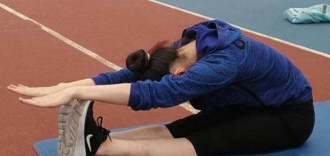 俯卧撑|男人45岁之后,还能做到4个动作就偷着乐吧,说明身体素质还不错