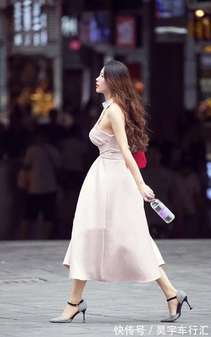 高跟鞋 美女脚上搭配一双经典又百搭的高跟鞋,走在街头非常的美