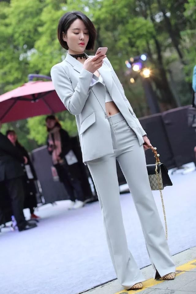 高跟鞋搭配紧身服,秀出女性曼妙的好身材