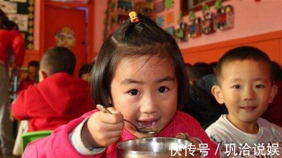 媛媛|孩子称“幼儿园饭菜香,能吃两碗”,看到午餐照,妈妈大受打击