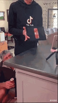 |搞笑GIF:妹子你是真会玩,摔下来的那一刻肯定后悔了吧!