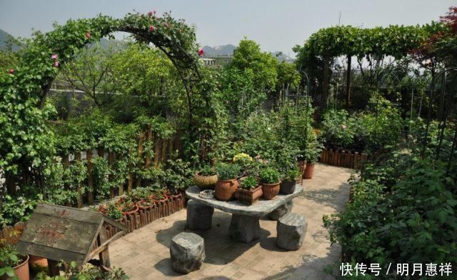 100㎡屋顶打造“花园露台”,网友直呼太壮观了,仿似人间仙境