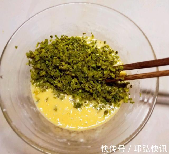 香椿也能做成小甜品，1把香椿2个蛋，撒把面粉成面卷