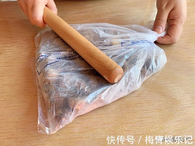 指甲|爱吃栗子难剥皮？板栗老板分享3个小窍门，快速剥皮不伤指甲