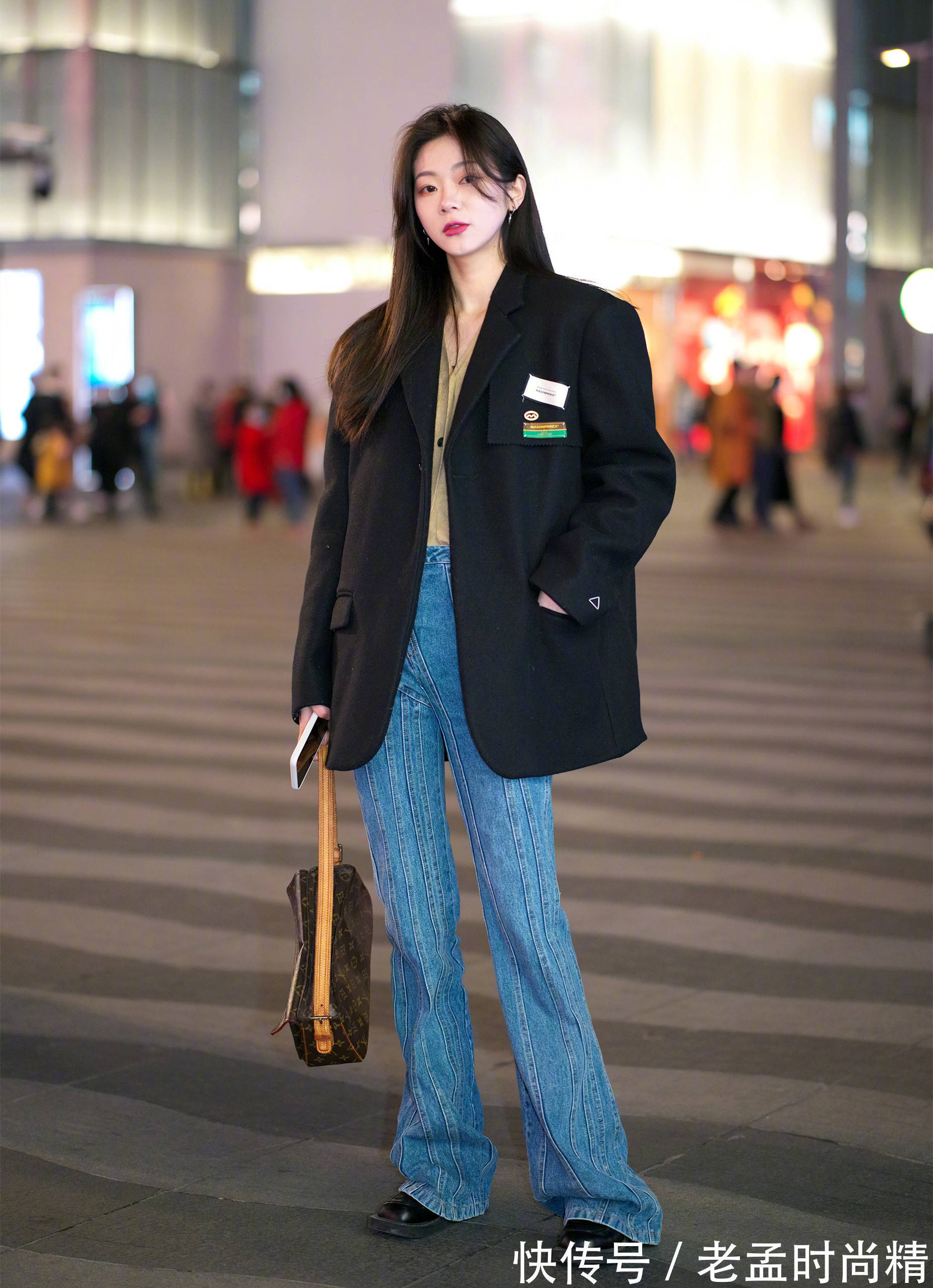 牛仔蓝 穿“喇叭裤”,怎么搭配上衣、鞋子?