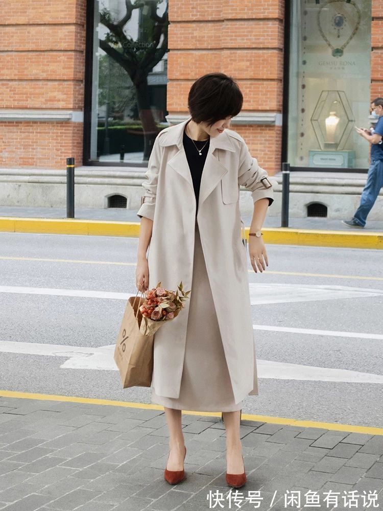 中年女人 有气质的中年女人,开春后都在穿“轻薄风衣”,配裤子裙子都好看