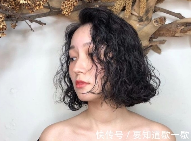 卷发 你的发量不多,情愿剪短发,也别瞎留这些“秃顶发型”!
