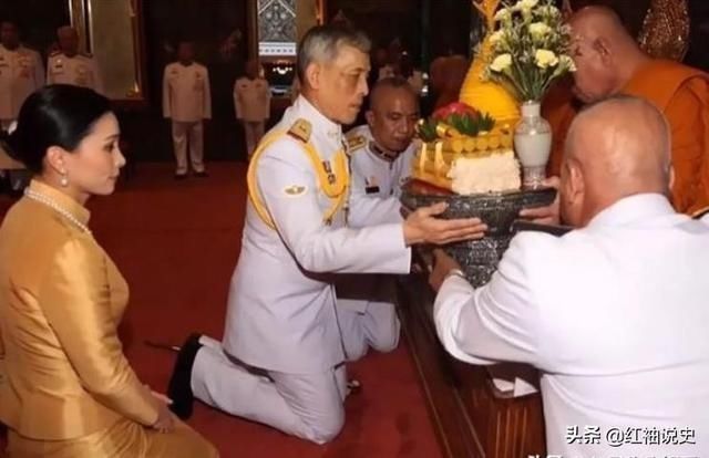 出席活动|68岁泰王真的老了后宫嫔妃再多又如何,拄着拐棍都差点摔倒