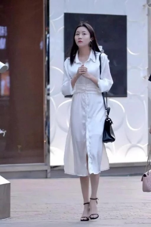 街拍:两位时尚小美女,走在人群中,就是最养眼最出众的