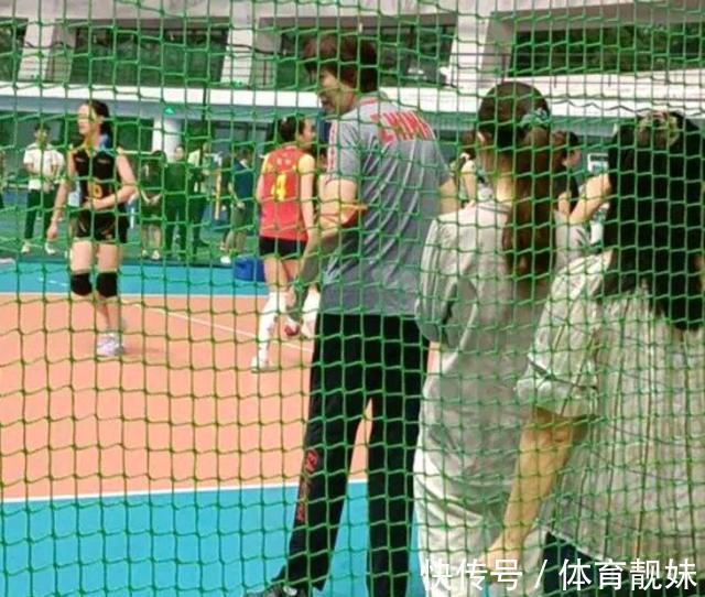 教练|郎平重新当教练!女排主帅现场指导球员,身穿中国字样体恤引关注