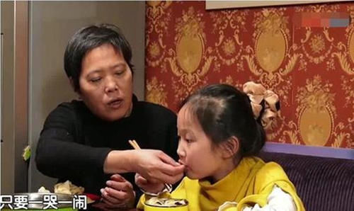 奶奶炸丸子仨孙女围着锅台吃，炸的没有吃的快，忙活了个“寂寞”