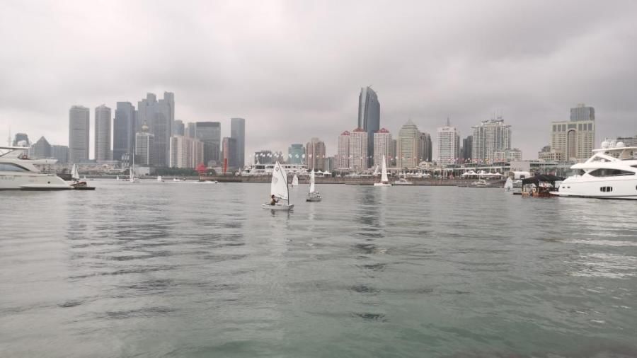 帆船|不惧恶劣天气 市运会上青岛帆船少年乘风破浪