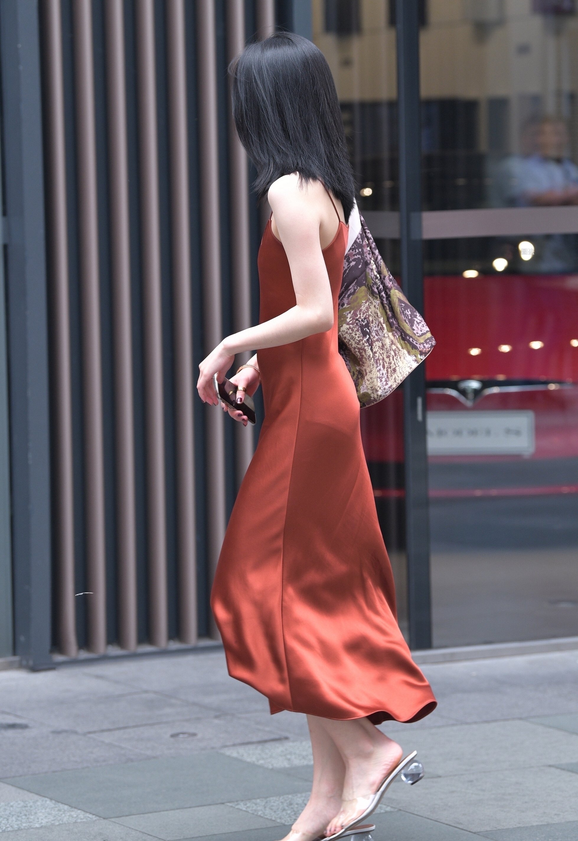 路人|路人街拍美女长发披肩,一袭真丝长裙,性感十足,尽显完美身材