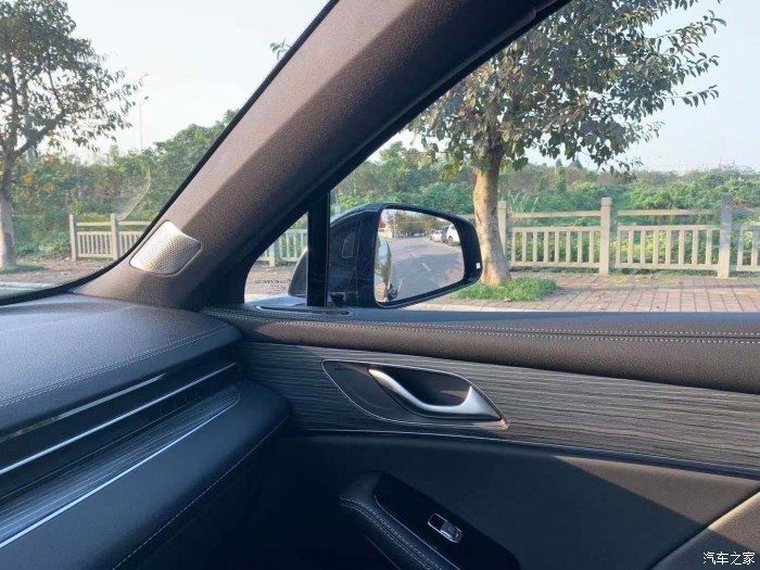 国产车|享受放荡不羁的赛力斯SF5，黑赛所向披靡！