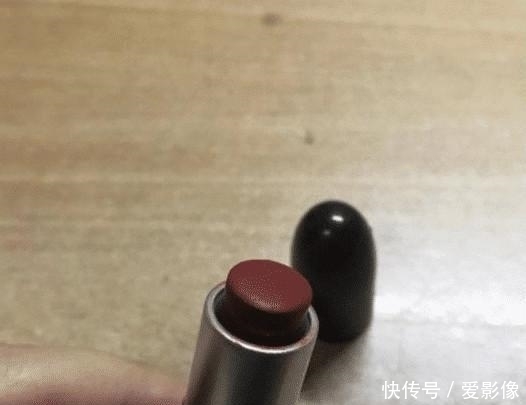 斜切面 口红最终都变成了什么样?有人用成了螺丝钉,网友:“人才”