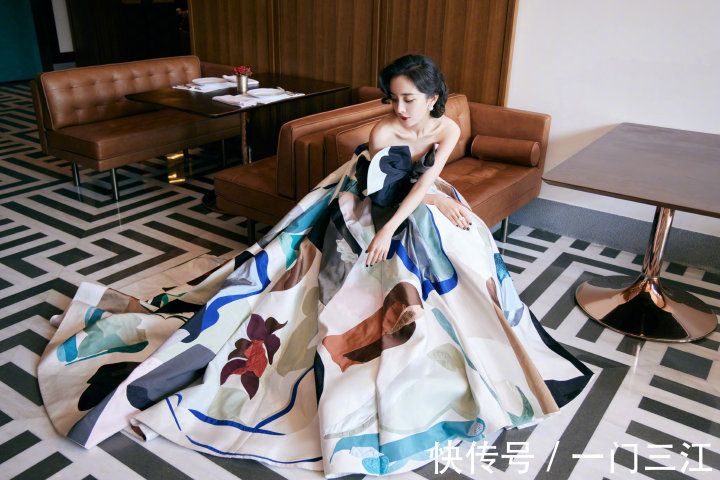 慈善晚会#一年一度,芭莎慈善晚会、杨幕画家艺术块裙,风情万种