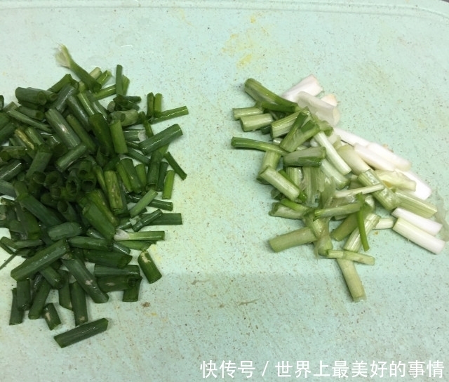 油渣香葱炒花菜，家常小炒，咸香入味