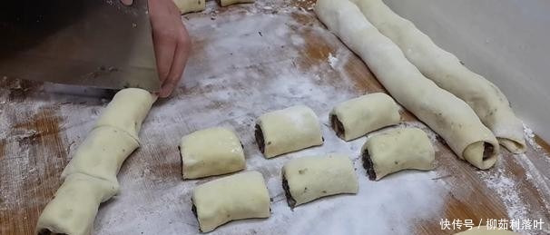 用红豆来做个红豆卷,外酥里嫩,入口香甜,家里孩子超爱吃