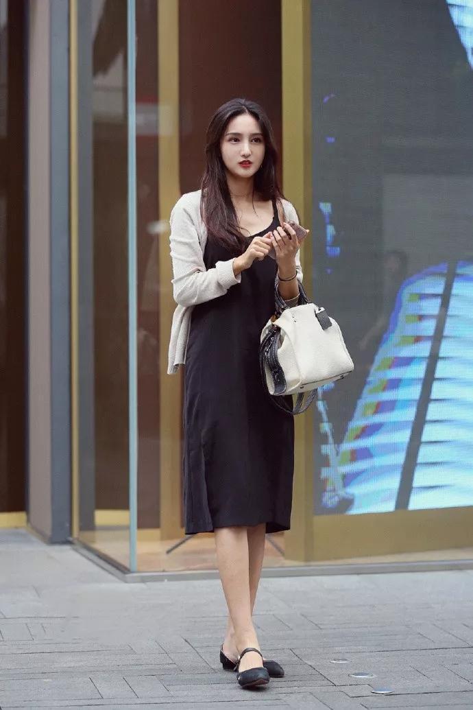 吊带 身穿黑色吊带的小姐姐,外搭一件白色的开衫,尽显气质美