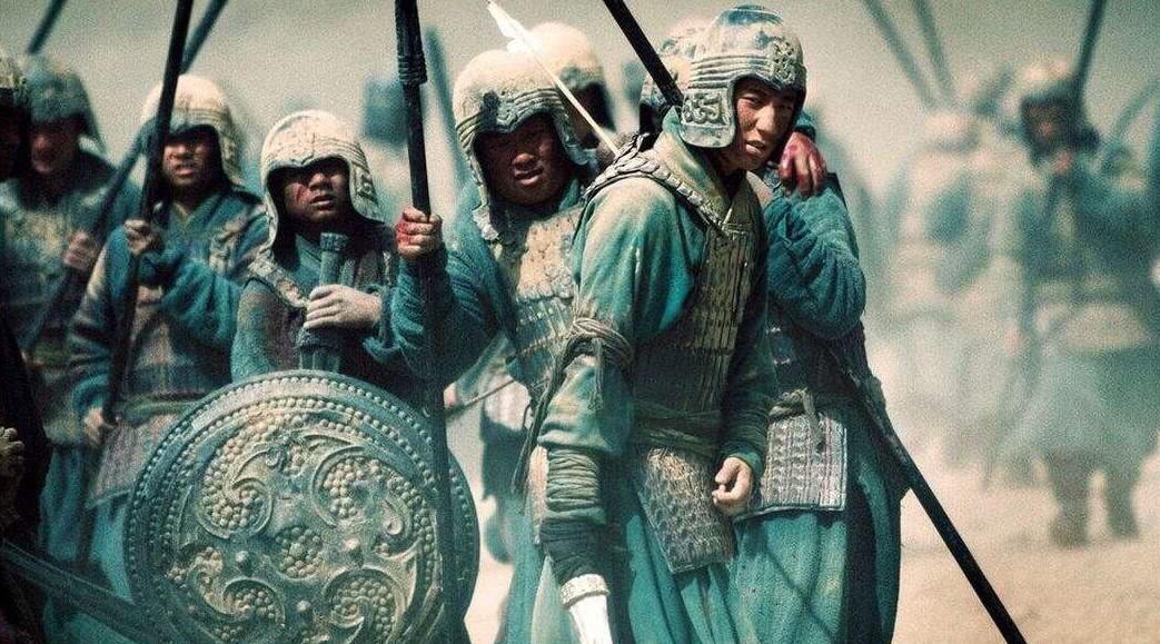 花木兰女扮男装,跟士兵一起吃住,真的没人发现她是女儿身吗?