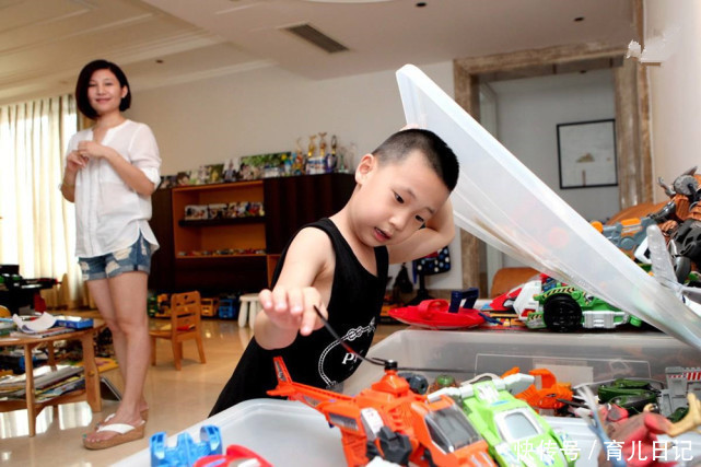 照片|宝妈带娃吃饭的照片惹争议,育儿日记:别把你的爱,变成“砒霜”