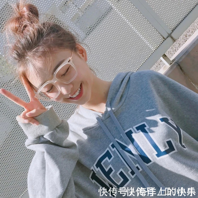 |十二星座收到暗恋短信时的反应,谁最搞笑?