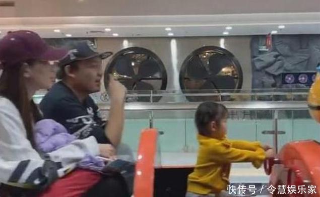 家庭|你陪孩子坐小火车的样子,暴露家庭教养方式,网友:不敢再去玩了