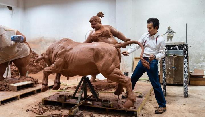 放大|“肥女斗牛”泥稿放大,为西班牙而作