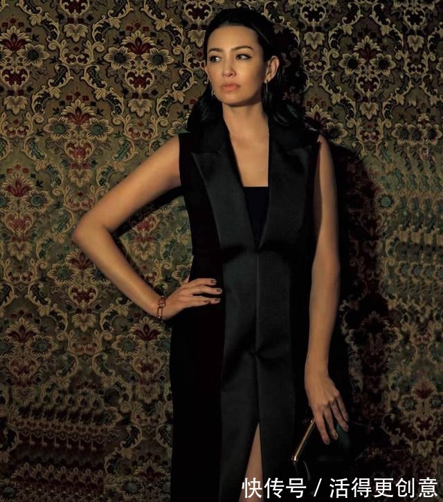 小西装 别再相信黑色百搭了！睿智华丽风的“黑色穿搭”晋级课，让你秒懂！