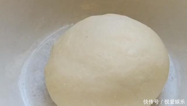 想吃这面食不用买,在家也能做大厨,不蒸不烙,10秒出锅个个空心