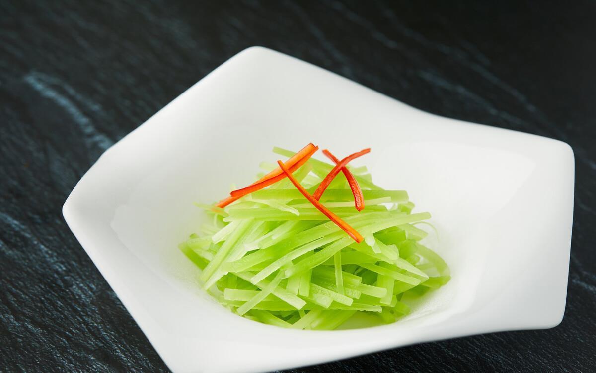 婆婆|凉拌莴笋丝,第一步焯水就错了,跟婆婆学的方法,莴笋脆爽又好吃