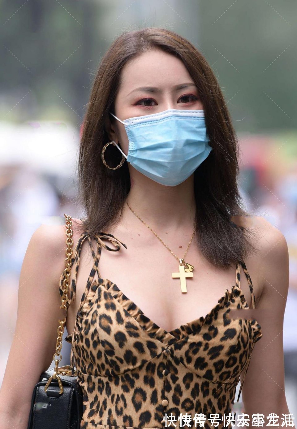 连衣裙|一个非常自信的美女,独自一人走在大街上,散发着独特的味道