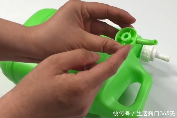耗油|今天才知道，洗洁精按压嘴真是个宝，放厨房特别“值钱”，太实用