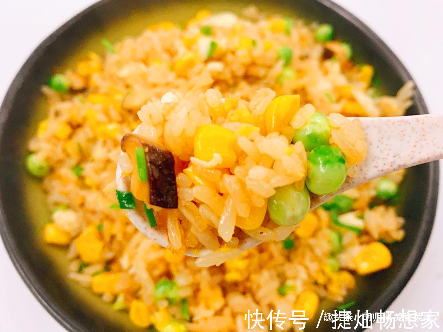 此4种素菜一起炒饭，太香了，百吃不腻，第一次做大家抢着吃