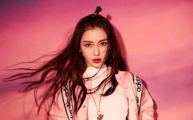 杨颖耍大牌不敬业？别人都急匆匆集合，就她一人搞特殊