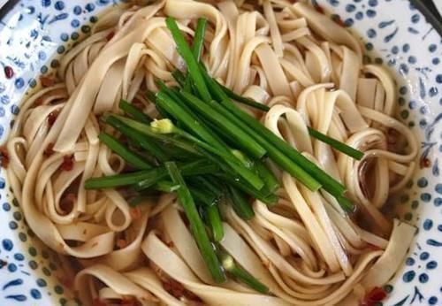 煮面条开水下锅就错了，这才是正确做法，爽滑劲道，没有硬芯