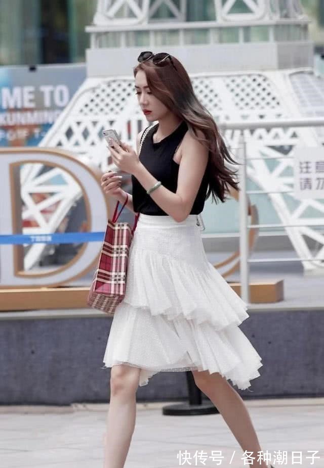 短发 黑色背心搭配白色裙子，柔美动人，时尚潮流！