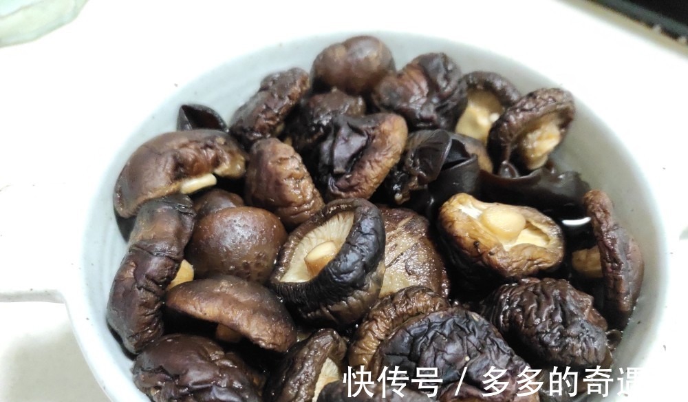 香菇青菜包好吃有诀窍，低脂低热量，翠绿鲜嫩，一次做20个不够吃！